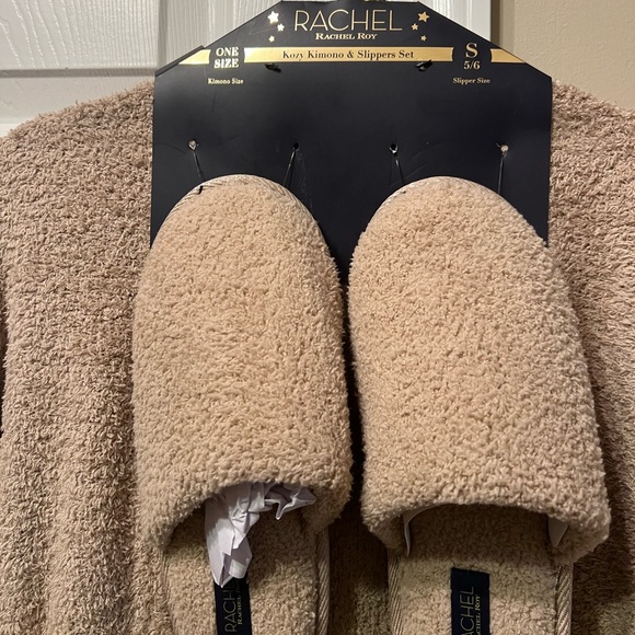 New with tags cozy kimono & slipper set one size - Picture 2 of 3